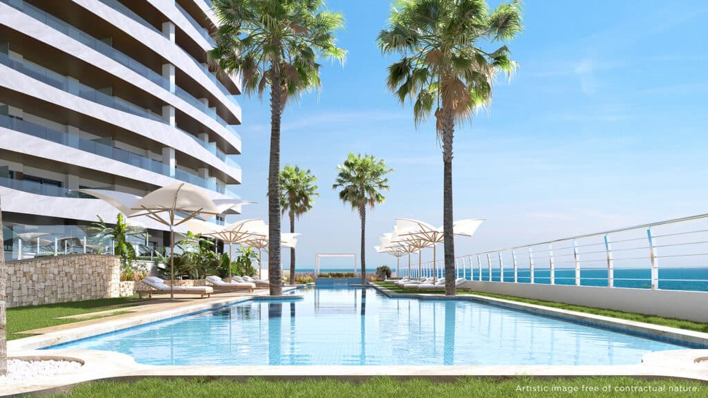 Piscina del Residencial Amara Maris Beach & Spa, frente el Mar Mediterráneo, en La Manga.