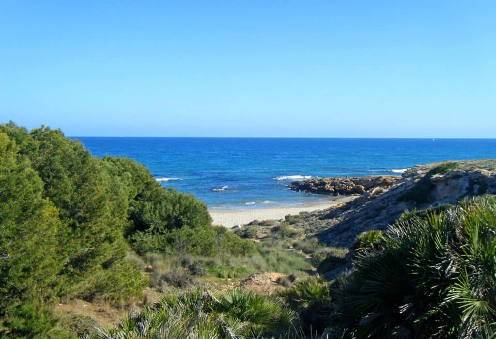 Widok na jedną z plaż na wybrzeżu Orihuela Costa w Alicante (Hiszpania)