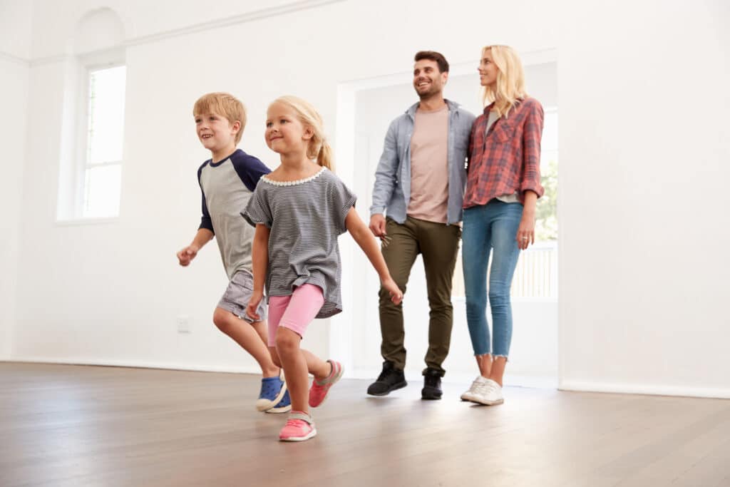 Familia joven felices en su nueva casa de España.