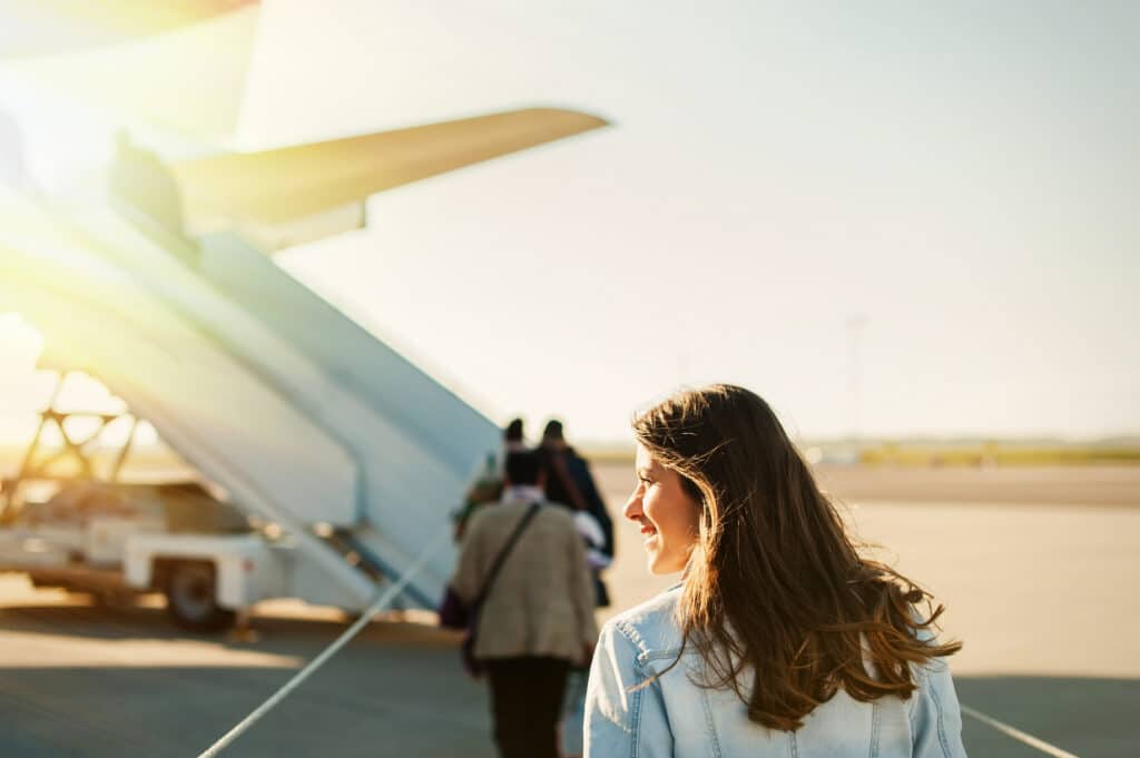 Mujer subiendo a un avión