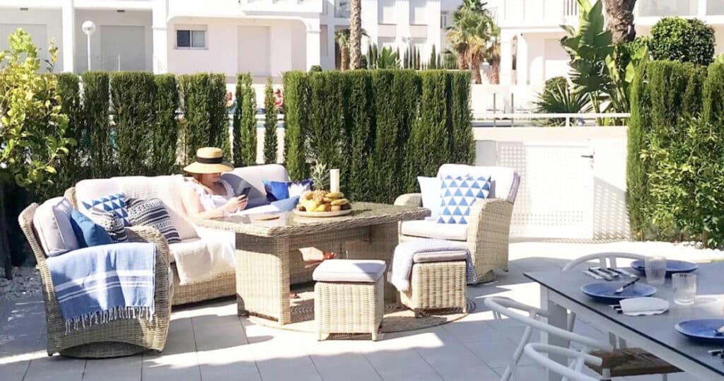 Mujer en el jardín privado de su casa en Ciudad Quesada, España.