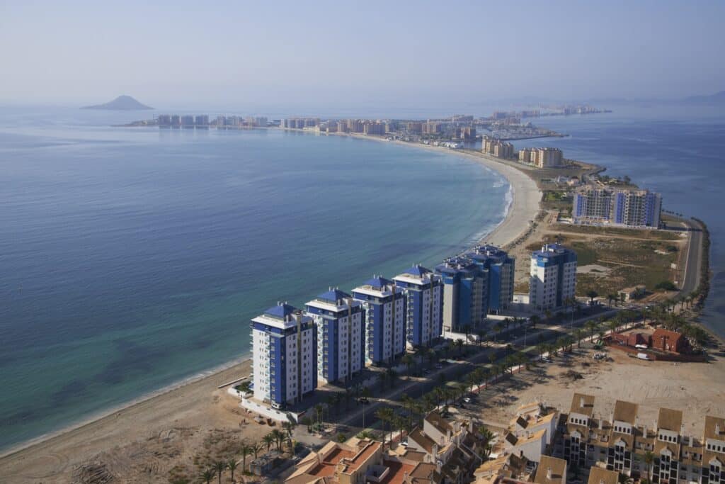 una de las mejores zonas para comprar viviendas en España, La Manga del Mar Menor.