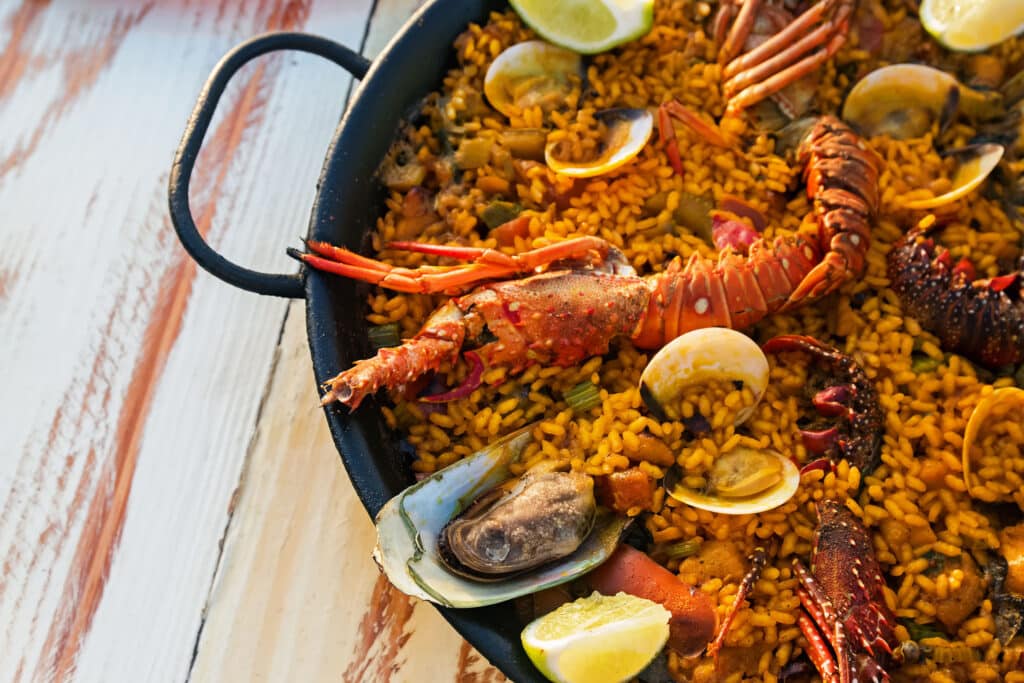 Paella de marisco típica de España