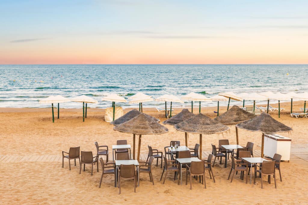 Zona de chiringuito en playa de Guardamar, Costa Blanca.