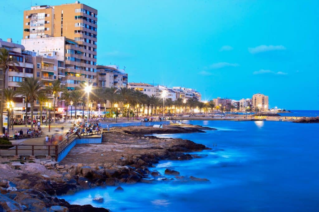 paseo torrevieja noche