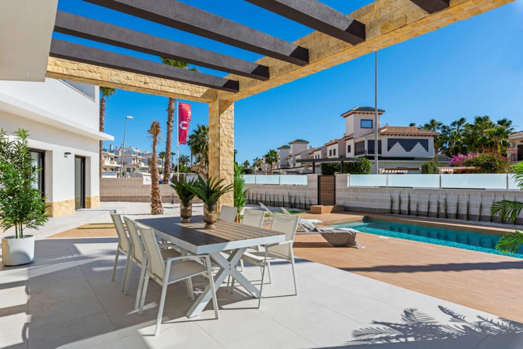 Jardín privado con piscina en Villa Vedrá, Ciudad Quesada.